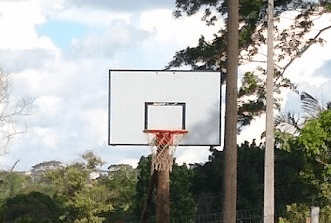 Tabela e cesta de basquete recém-instaladas sob um céu de nuvens espetaculares.