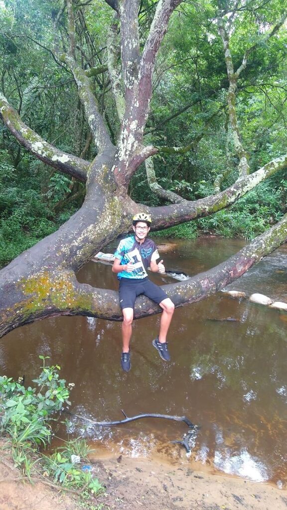 João Pedro, adolescente de 15 anos, escalando uma árvore na Trilha dos 3 Rios em Bauru.