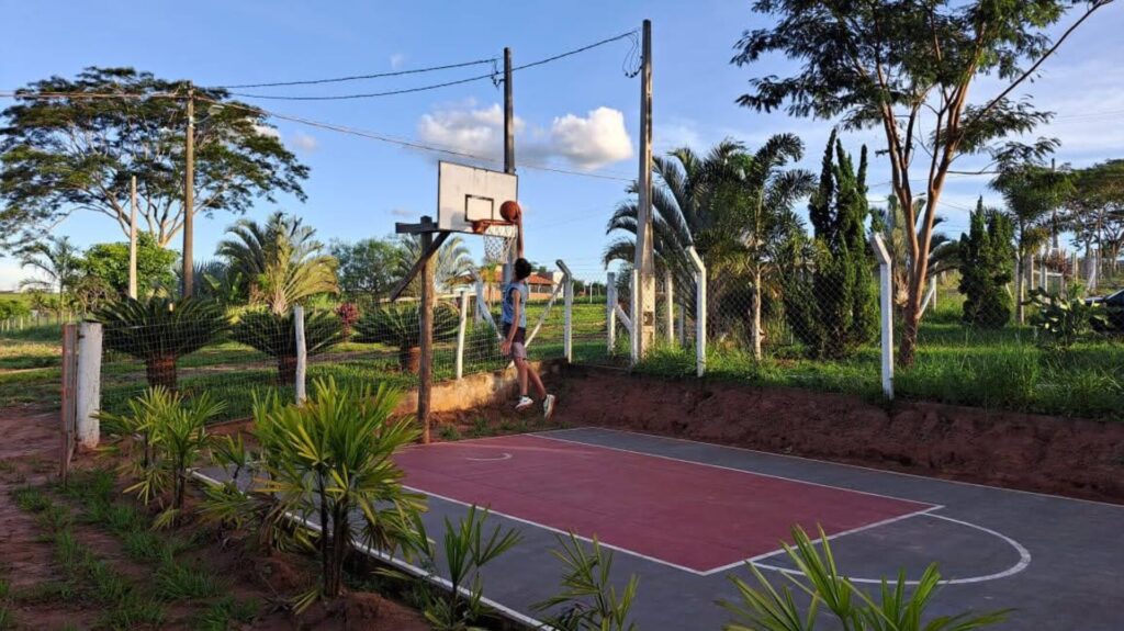 Nessa imagem, vemos a quadra de basquete finalizada, com meu filho jogando basquete.