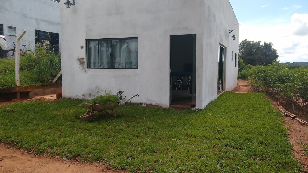 Nesta imagem, vemos uma casa em construção no Recanto Sofiatti, onde a natureza e a construção se encontram de maneira harmoniosa.