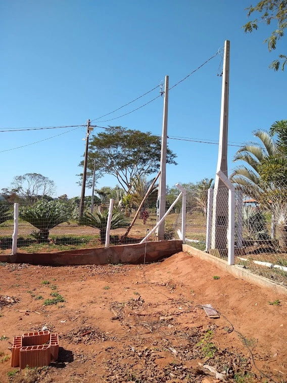 Imagem do terreno na frente da Chácara, futuro local da nossa quadra de basquete.