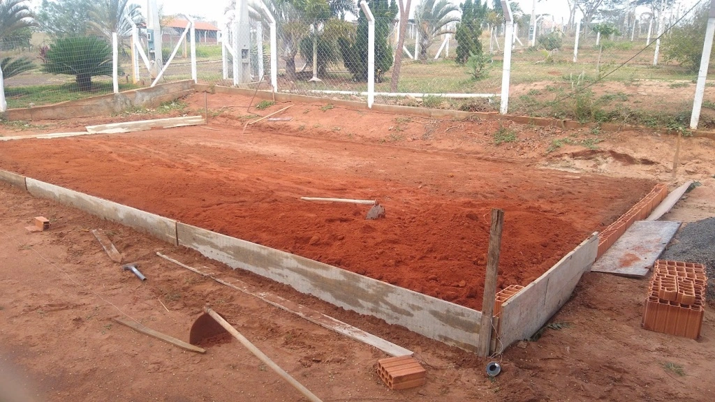 Imagem do espaço nivelado na Chácara Recanto Sofiatti, pronto para a construção da quadra de basquete, com medidas de 6 metros de largura por 10 metros de comprimento.