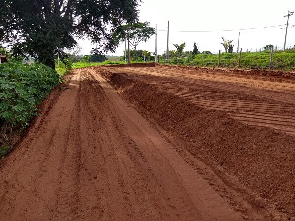 Terreno nivelado de forma diagonal após o trabalho da Bobcat, demonstrando a versatilidade da preparação para diferentes usos.