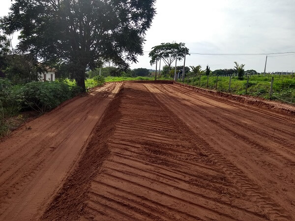 Terreno completamente nivelado após o trabalho da Bobcat, representando a conclusão bem-sucedida do processo de preparação.