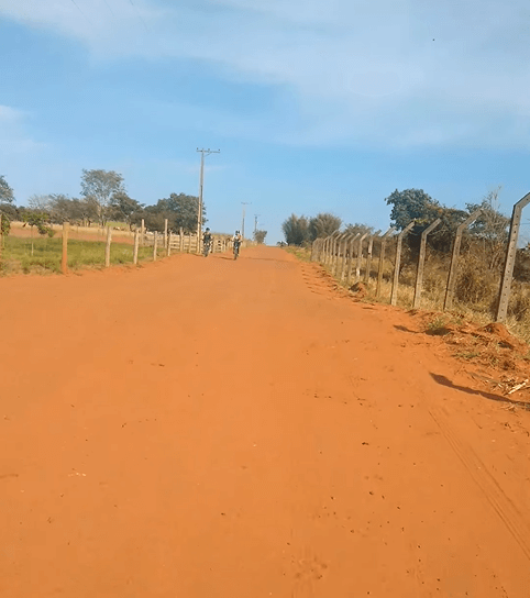 Ciclistas se aproximam em direção à câmera, percorrendo a plana e suave Trilha do Bezerrinha, uma escolha ideal para aqueles que estão começando no ciclismo.