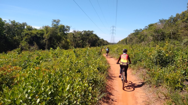 Foto da equipe Baixa Pressão percorrendo a trilha do Linhão em Bauru.