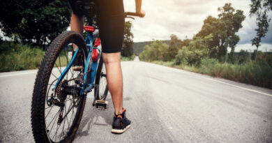 Ciclista iniciante explorando trilhas de bicicleta na natureza.