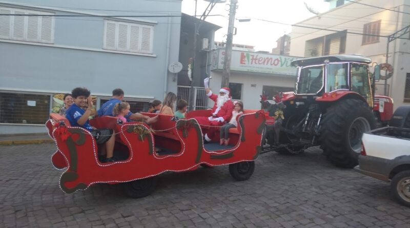 O trenó do Papai Noel sendo puxado pelo trator.